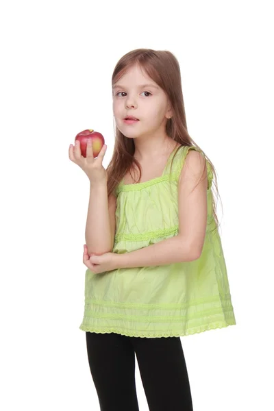 可爱的小女孩带着甜美的微笑，拿一个苹果 — 图库照片