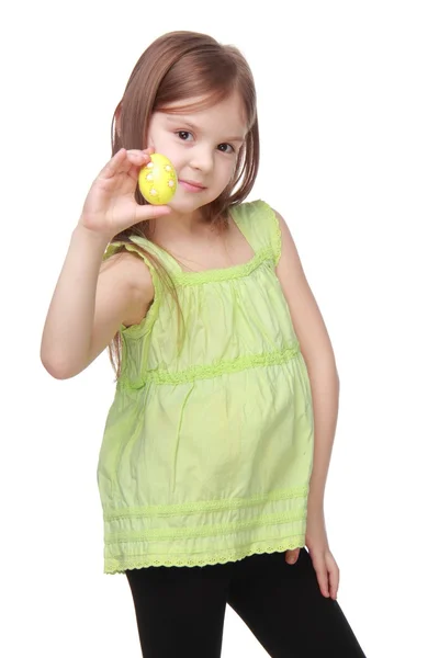 Hermosa niña con huevo de Pascua — Foto de Stock