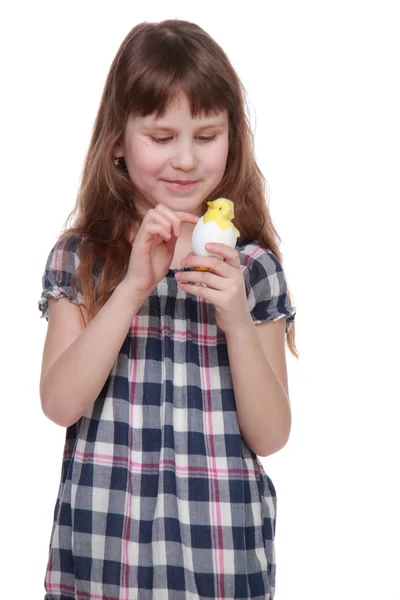 Vrij klein meisje houden een Pasen decoratie — Stockfoto