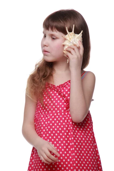 Bir deniz kabuğu holding neşeli küçük kız — Stok fotoğraf