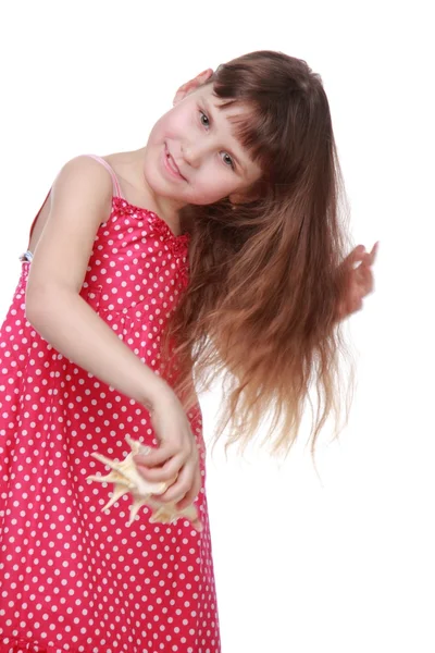 Glad liten flicka som håller en snäcka — Stockfoto