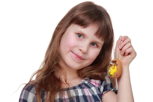 Söt liten flicka som håller en påsk-dekoration — Stockfoto