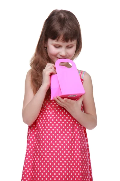 Niña sana en un vestido de verano sosteniendo un regalo —  Fotos de Stock