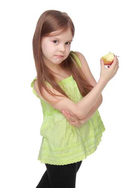Веселая девушка ест яблоко. — стоковое фото