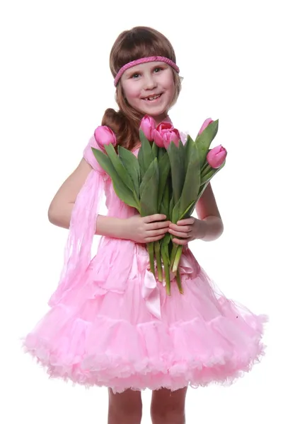 Kleine Prinzessin im Kleid mit einem Strauß Tulpen — Stockfoto