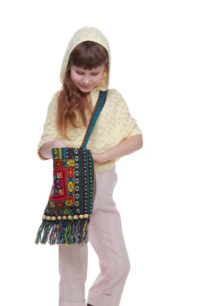 Pequeña niña con una bolsa hecha a mano — Foto de Stock