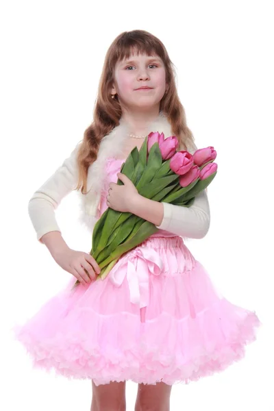 Kleine Prinzessin im Kleid mit einem Strauß Tulpen — Stockfoto