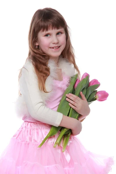 Lilla prinsessa i en klänning med en bukett tulpaner — Stockfoto