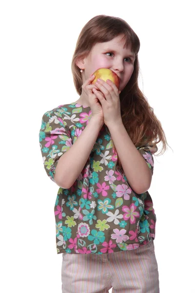 カラフルな服はリンゴを食べるの小さな女の子 — ストック写真