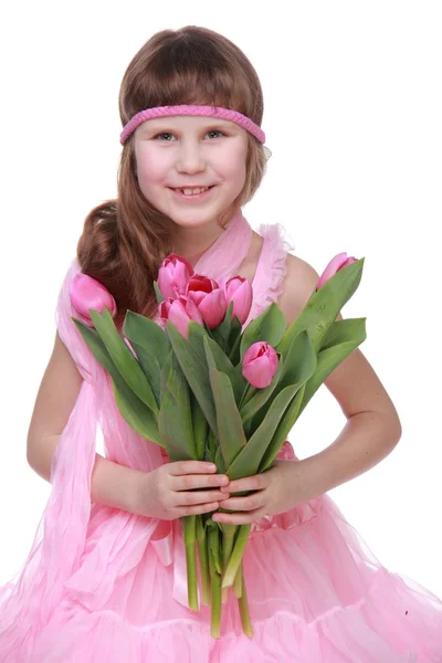 Mooie kleine ballerina houden van roze tulpen — Stockfoto