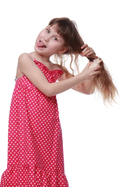 Menina no vestido de verão segurando uma concha — Fotografia de Stock