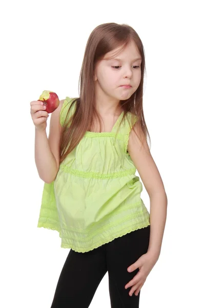 Retrato de una niña comiendo una manzana — Foto de Stock