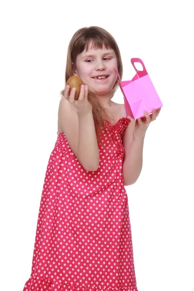 Zdravá holčička v letních šatech drží dárek — Stock fotografie