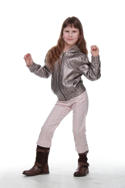 Счастливая маленькая девочка в осеннем пальто — стоковое фото
