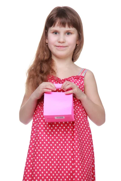 Menina bonito segurando um pequeno presente — Fotografia de Stock