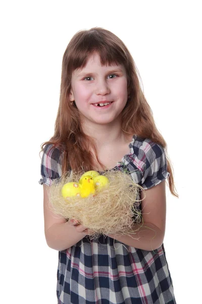 Bella ragazza che tiene una decorazione di Pasqua — Foto Stock