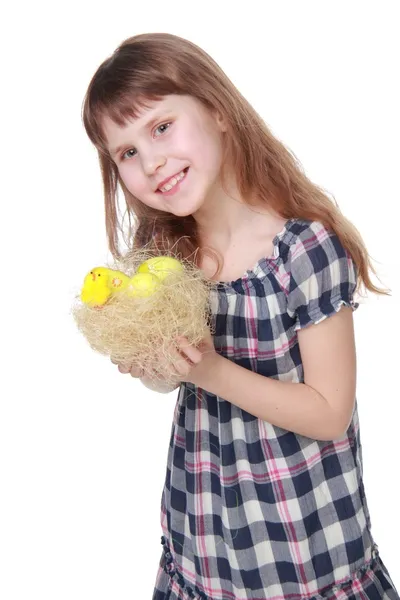 Menina encantadora segurando uma decoração de Páscoa — Fotografia de Stock