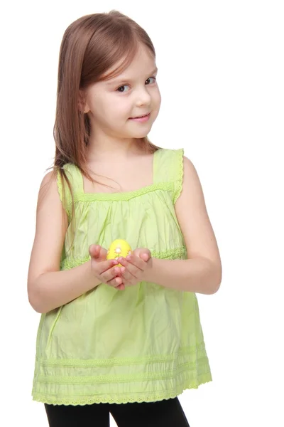 Härlig flicka håller ett påskägg — Stockfoto