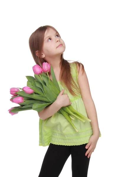 Glückliches kleines Mädchen mit einem Strauß Tulpen — Stockfoto