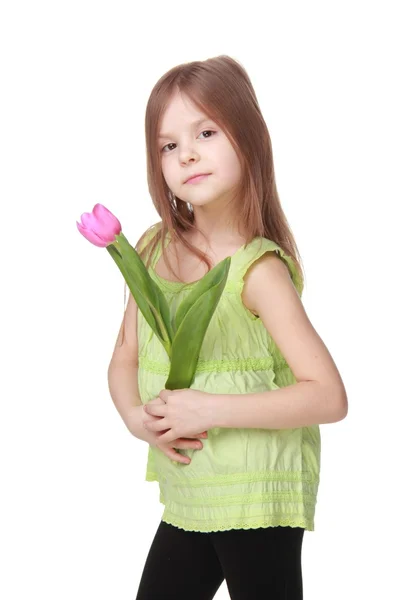 Pequena menina bonito com uma tulipa — Fotografia de Stock