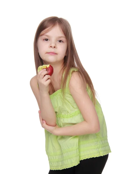 白人の女の子は陽気なリンゴを食べる — ストック写真