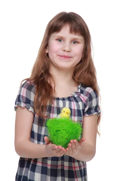 Sevimli küçük kız bir Paskalya dekorasyon holding — Stok fotoğraf