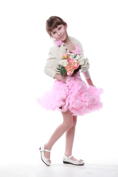 Pequena princesa em um vestido com um buquê de tulipas — Fotografia de Stock