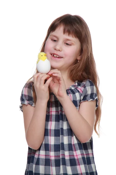 Bella bambina che tiene una decorazione di Pasqua — Foto Stock