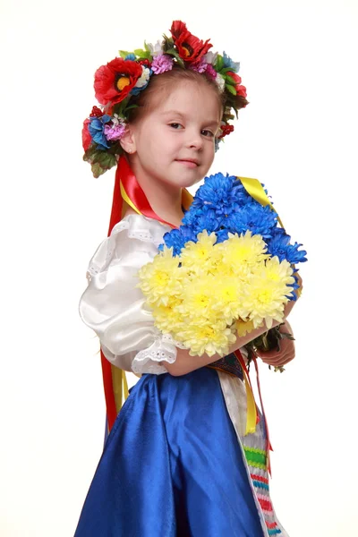 Ukrainisches Mädchen in Nationalkleidung mit einem Strauß — Stockfoto