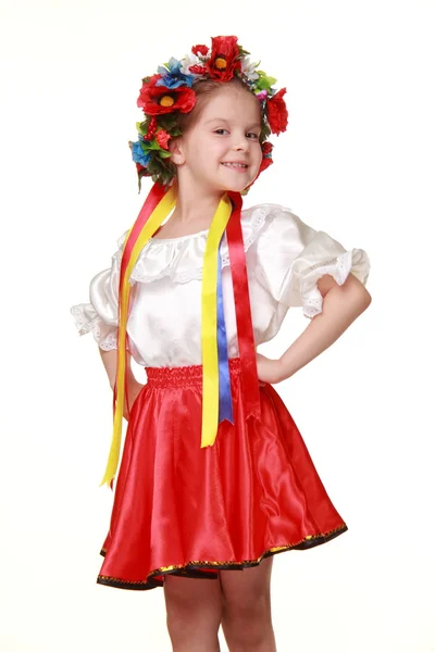 Liten flicka klädd i traditionella ukrainska kostym — Stockfoto