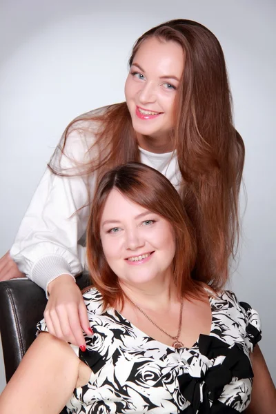 Menina abraçando sua mãe feliz — Fotografia de Stock