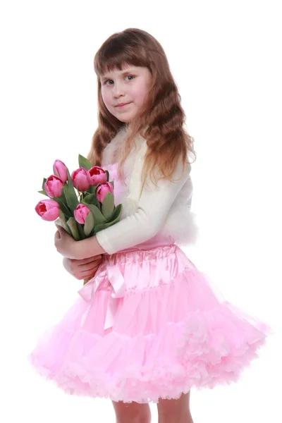 Kleine Prinzessin im Kleid mit einem Strauß Tulpen — Stockfoto