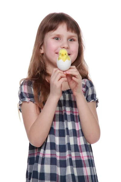 Vacker flicka i klänning som håller en liten kyckling — Stockfoto