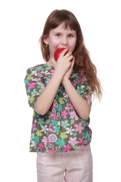 Entzückendes kleines Mädchen isst einen Apfel — Stockfoto