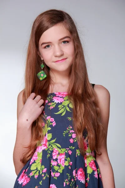 Schöne junge Mädchen mit langen Haaren im Kleid — Stockfoto