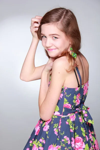 10 代の少女のドレスのスタジオ ポートレート — ストック写真