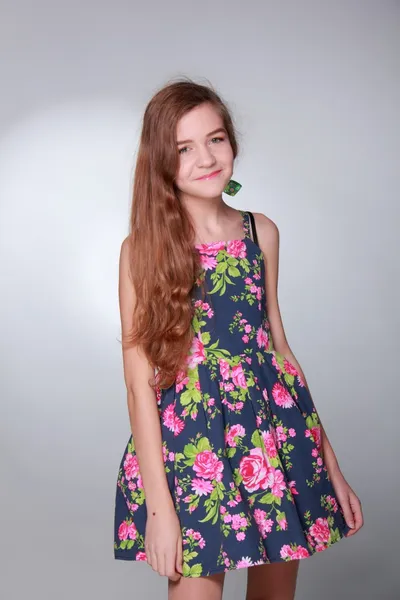 Vacker ung flicka med långt hår i klänning — Stockfoto