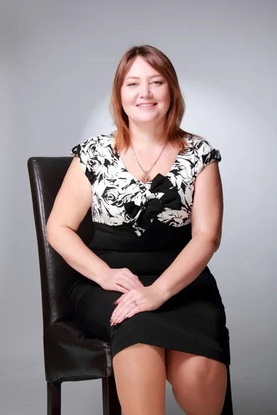 Retrato de estúdio de mulher bonita adulta média — Fotografia de Stock