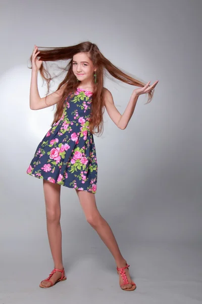 Ungt mode modell med långt hår — Stockfoto