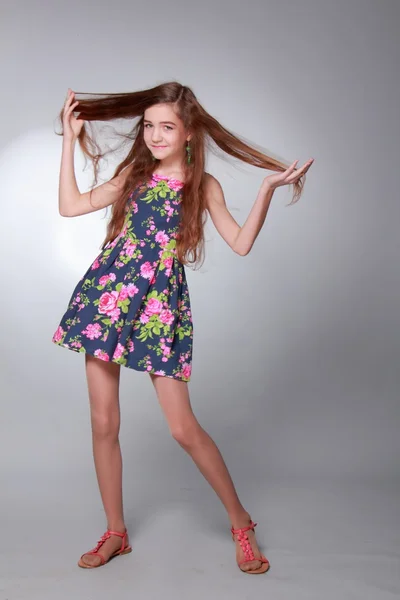 Modelo de moda jovem com cabelo longo — Fotografia de Stock