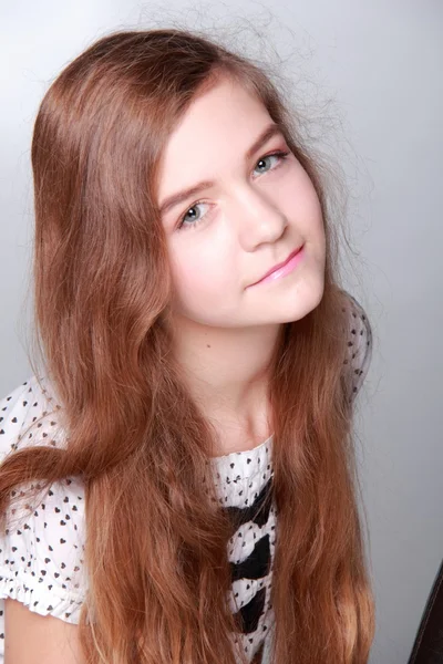 Szép fiatal lány hosszú hajjal — Stock Fotó