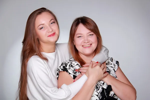 Menina abraçando sua mãe feliz — Fotografia de Stock