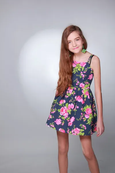 Entzückende junge Frau im Sommerkleid — Stockfoto