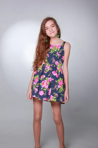 Hermosa joven con el pelo largo en vestido de verano — Foto de Stock