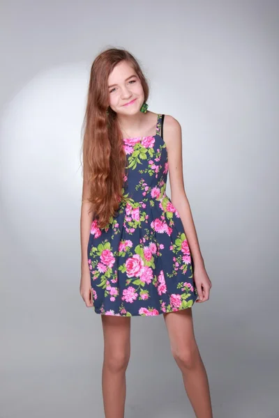Студійний портрет дівчини-підлітка в сукні — стокове фото