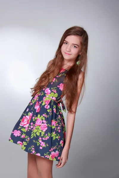 Schöne junge Mädchen mit langen Haaren — Stockfoto