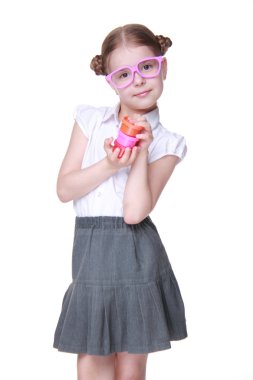 komik gözlük ile poz ile kız öğrenci stüdyo resmi boyar