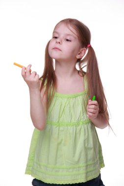 küçük kız renk tebeşirler