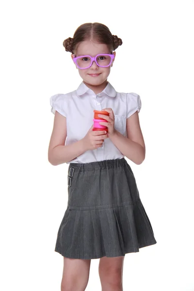 Imagen del estudio de una colegiala con gafas posando con pinturas — Foto de Stock