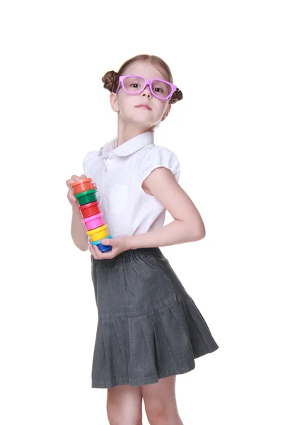 Imagen del estudio de una colegiala con gafas posando con pinturas — Foto de Stock